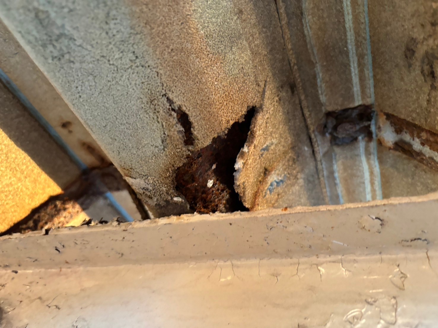 裏面にも広がる大きな腐食